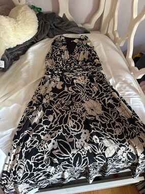 Evan Picone Black and Cream Floral V-Neck Dress